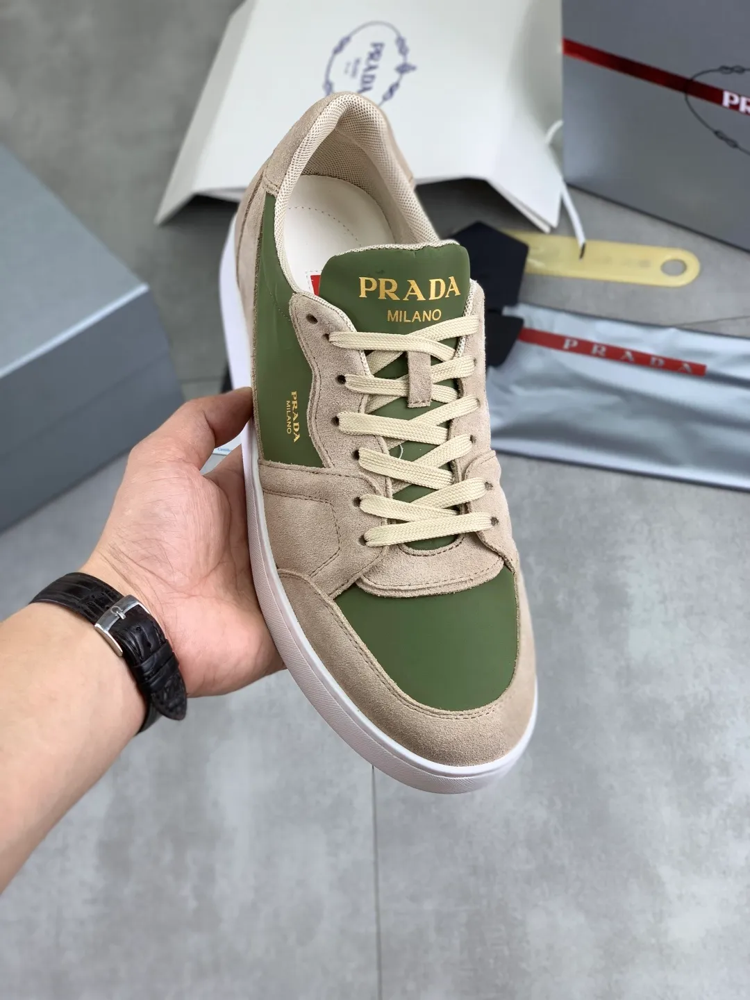 Men's shoes 💰P560💰[New model] The top version is available on the official website, 🆘 The trendy brand (Prada) mainly promotes the popular model, avant-garde and versatile fashionable men's shoes, private version mold opening, cowhide surface splicing 1:1.. Stylish and simple, original imported cowhide lining cowhide feet; the atmosphere and personality are more fashionable, eye-catching and pursuing class. It will subvert the old idea and be a must-have for fashionistas with you! Must keep it for yourself! Tall and comfortable, large and low, high-end quality workmanship. Official website’s new high-end outsole. Size: 38-45. Multiple colors available.